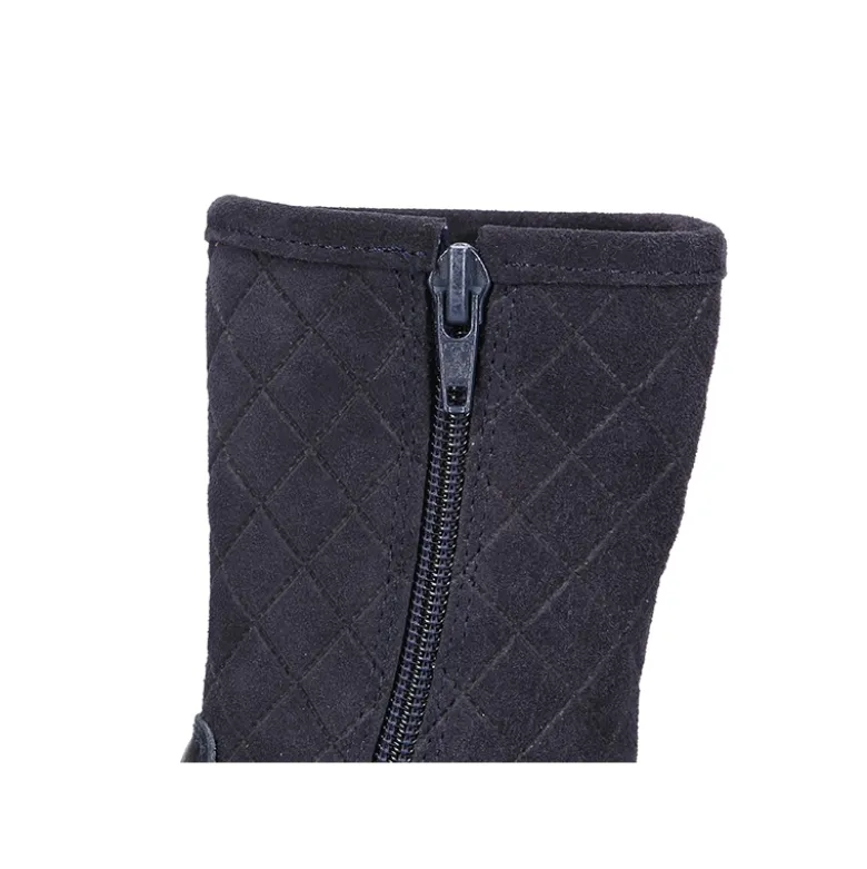 Bota piel lavable combinada con piel serraje acolchado y borlas.