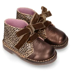 Bota Safari niña con cordones terciopelo y talonera FANTASÍA en piel con brillos.