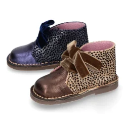Bota Safari niña con cordones terciopelo y talonera FANTASÍA en piel con brillos.