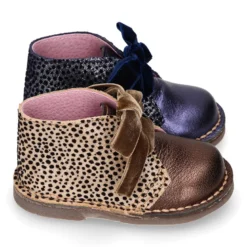 Bota Safari niña con cordones terciopelo y talonera FANTASÍA en piel con brillos.