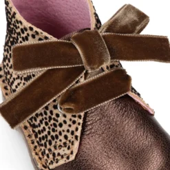 Bota Safari niña con cordones terciopelo y talonera FANTASÍA en piel con brillos.
