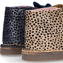 Bota Safari niña con cordones terciopelo y talonera FANTASÍA en piel con brillos.