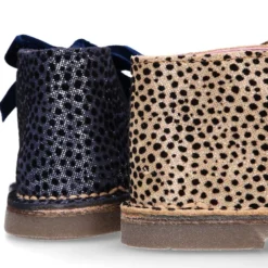 Bota Safari niña con cordones terciopelo y talonera FANTASÍA en piel con brillos.