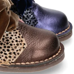 Bota Safari niña con cordones terciopelo y talonera FANTASÍA en piel con brillos.