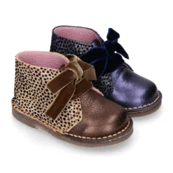 Bota Safari niña con cordones terciopelo y talonera FANTASÍA en piel con brillos.