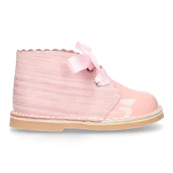 Bota Safari niñas con cordones seda y ondas en piel charol combinada.