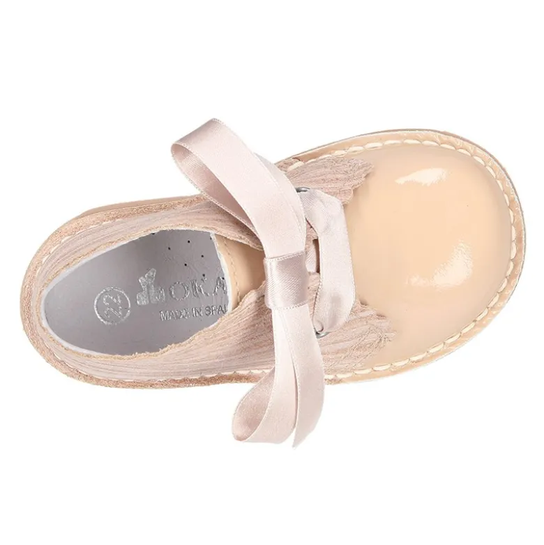 Bota Safari niñas con cordones seda y ondas en piel charol combinada.
