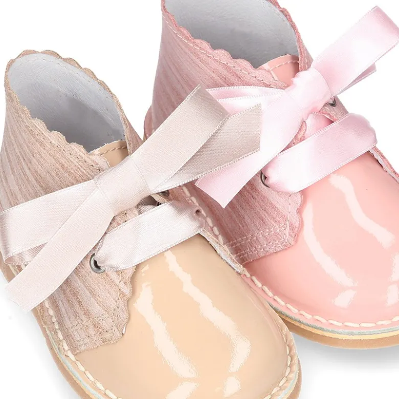 Bota Safari niñas con cordones seda y ondas en piel charol combinada.