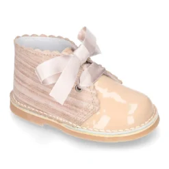 Bota Safari niñas con cordones seda y ondas en piel charol combinada.