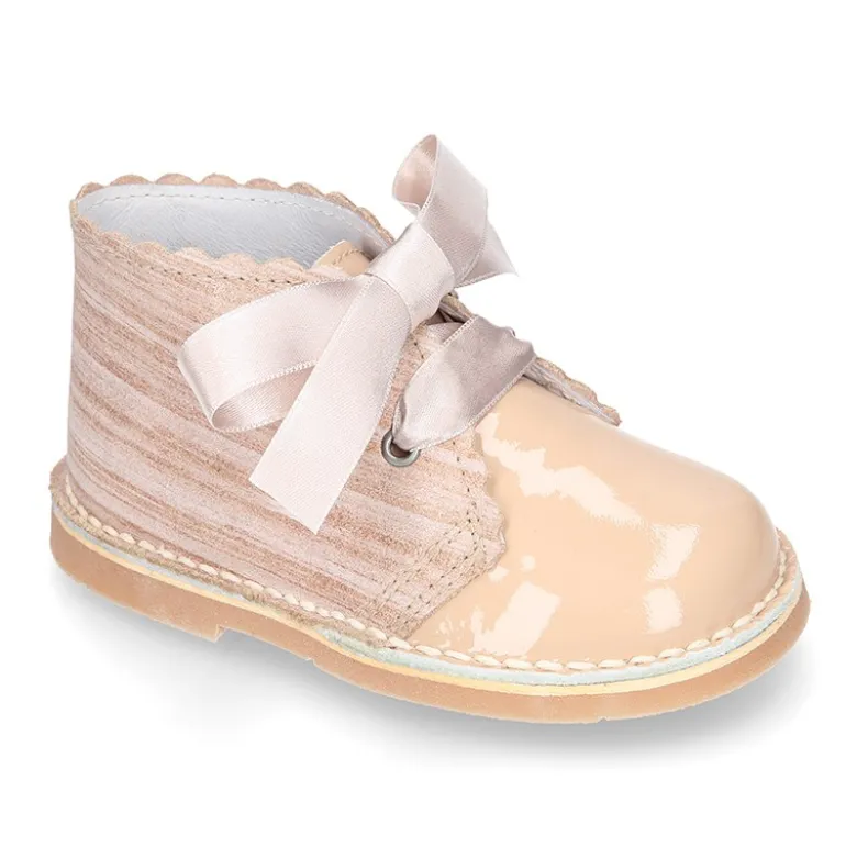 Bota Safari niñas con cordones seda y ondas en piel charol combinada.