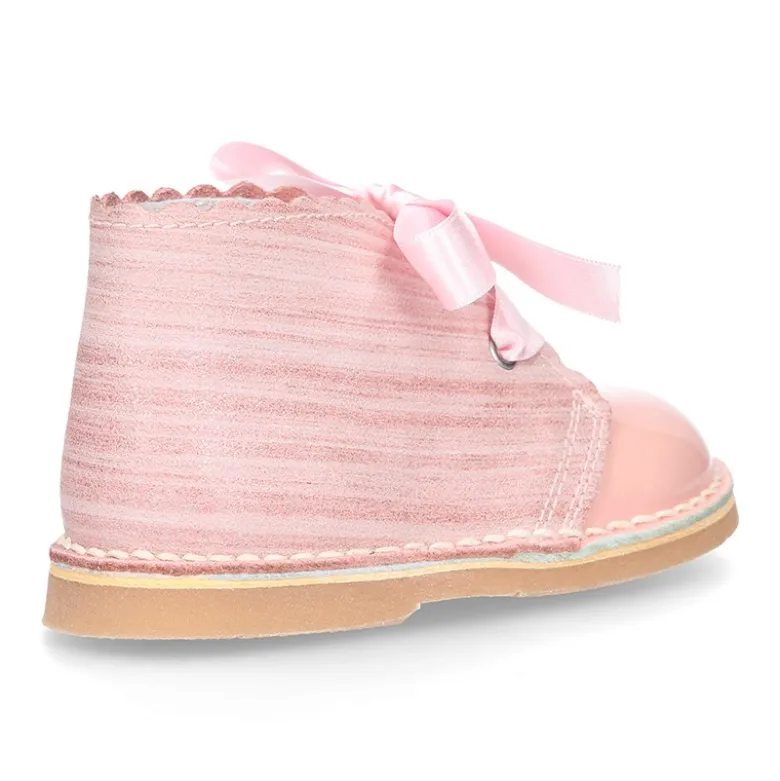 Bota Safari niñas con cordones seda y ondas en piel charol combinada.