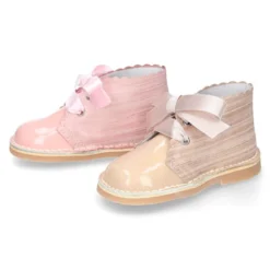 Bota Safari niñas con cordones seda y ondas en piel charol combinada.