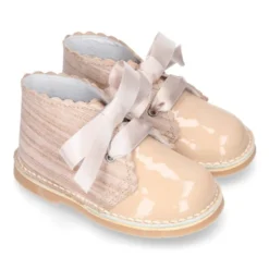 Bota Safari niñas con cordones seda y ondas en piel charol combinada.