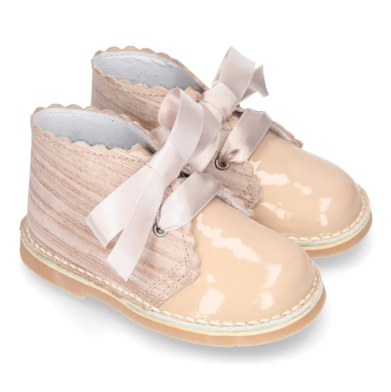 Bota Safari niñas con cordones seda y ondas en piel charol combinada.