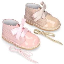 Bota Safari niñas con cordones seda y ondas en piel charol combinada.