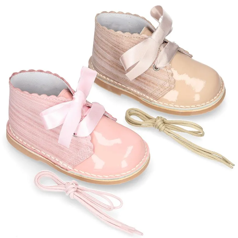 Bota Safari niñas con cordones seda y ondas en piel charol combinada.