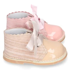Bota Safari niñas con cordones seda y ondas en piel charol combinada.