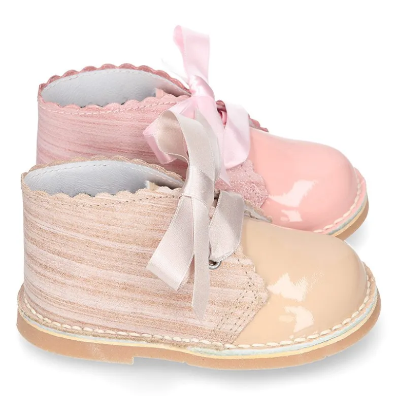 Bota Safari niñas con cordones seda y ondas en piel charol combinada.