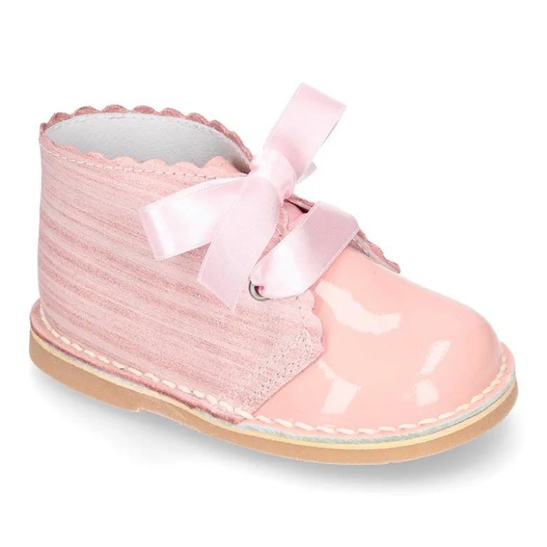 Bota Safari niñas con cordones seda y ondas en piel charol combinada.