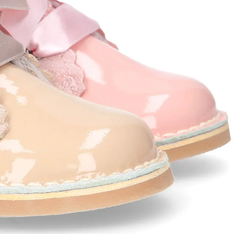 Bota Safari niñas con cordones seda y ondas en piel charol combinada.
