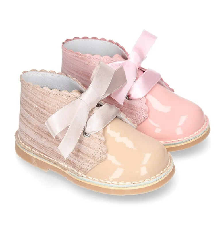 Bota Safari niñas con cordones seda y ondas en piel charol combinada.