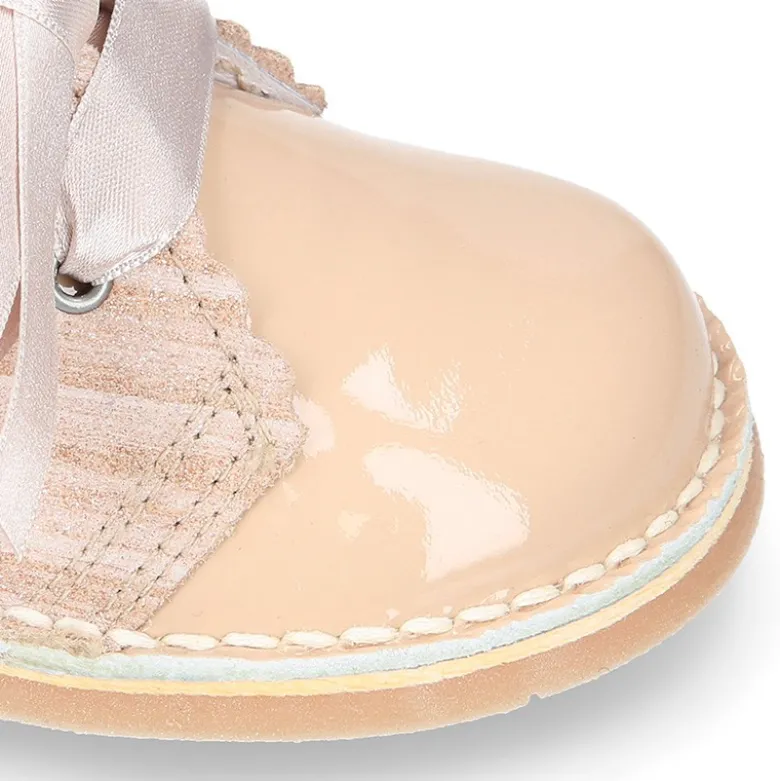 Bota Safari niñas con cordones seda y ondas en piel charol combinada.