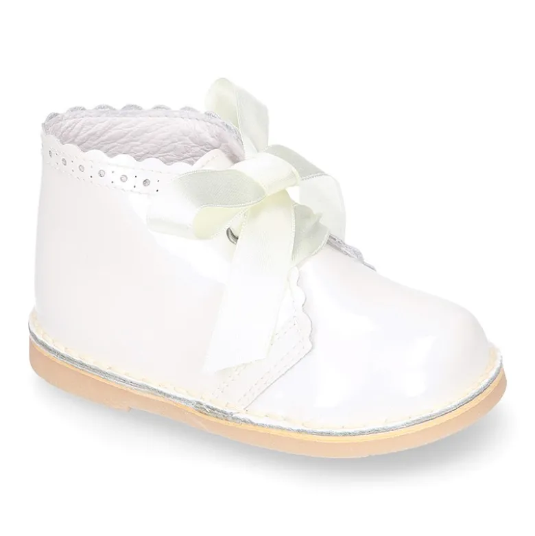 Bota Safari niñas con cordones seda y ondas en piel charol.