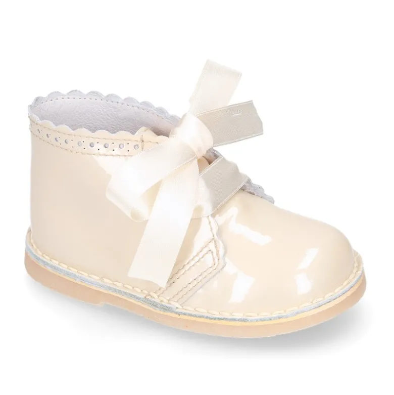 Bota Safari niñas con cordones seda y ondas en piel charol.