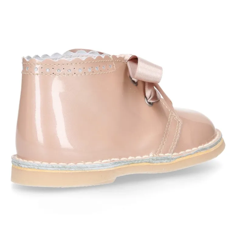 Bota Safari niñas con cordones seda y ondas en piel charol.