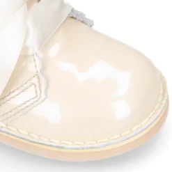 Bota Safari niñas con cordones seda y ondas en piel charol.
