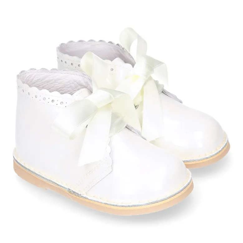 Bota Safari niñas con cordones seda y ondas en piel charol.