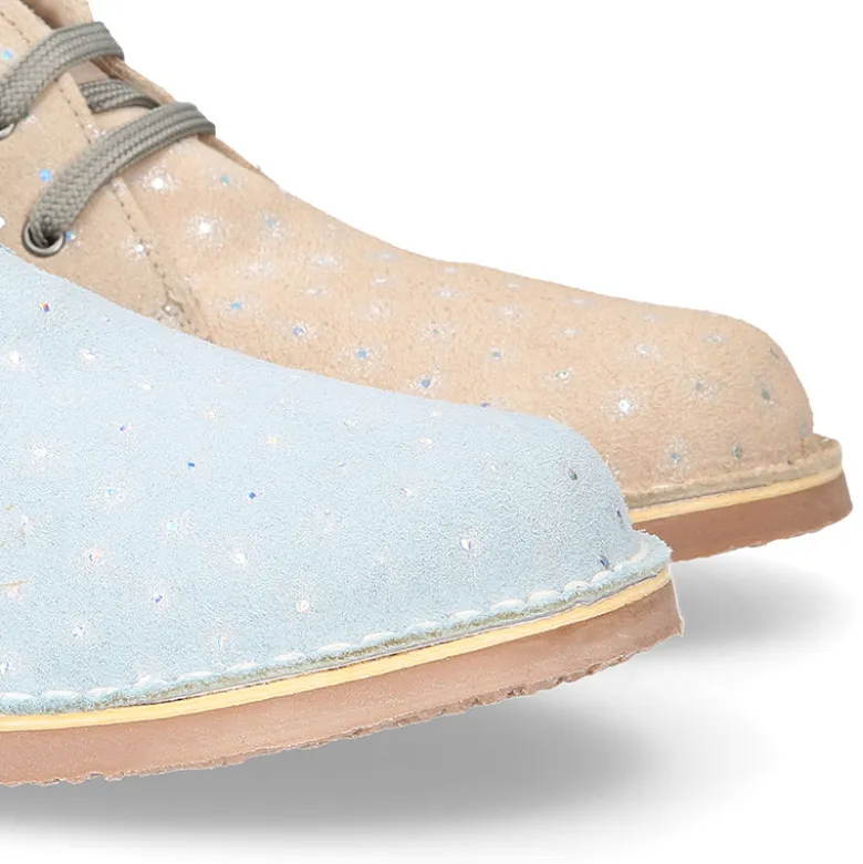 Bota Safari o Pisacacas con cordones y estampado con destellos en serraje.