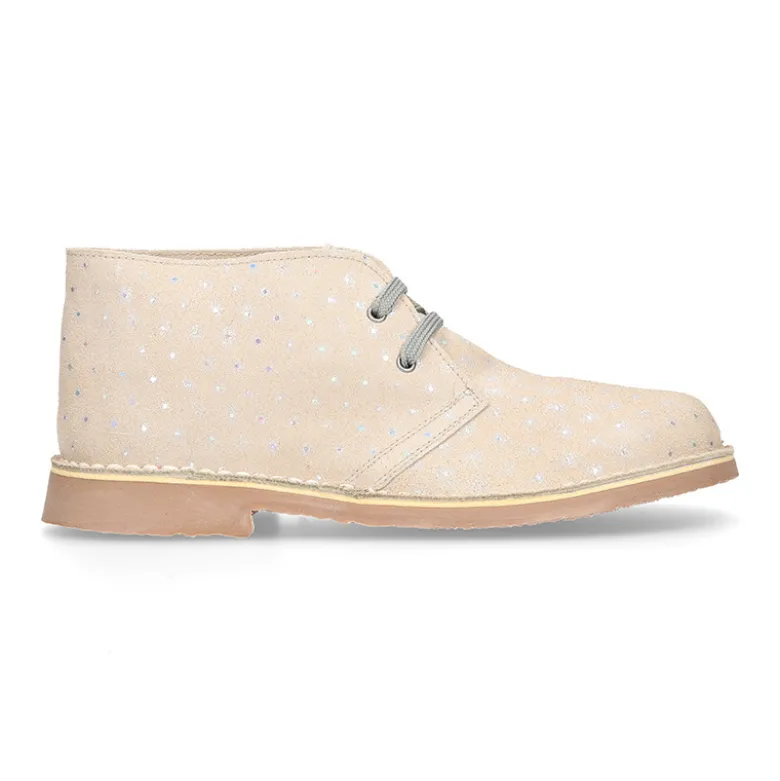 Bota Safari o Pisacacas con cordones y estampado con destellos en serraje.