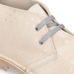 Bota Safari o Pisacacas con cordones y estampado con destellos en serraje.