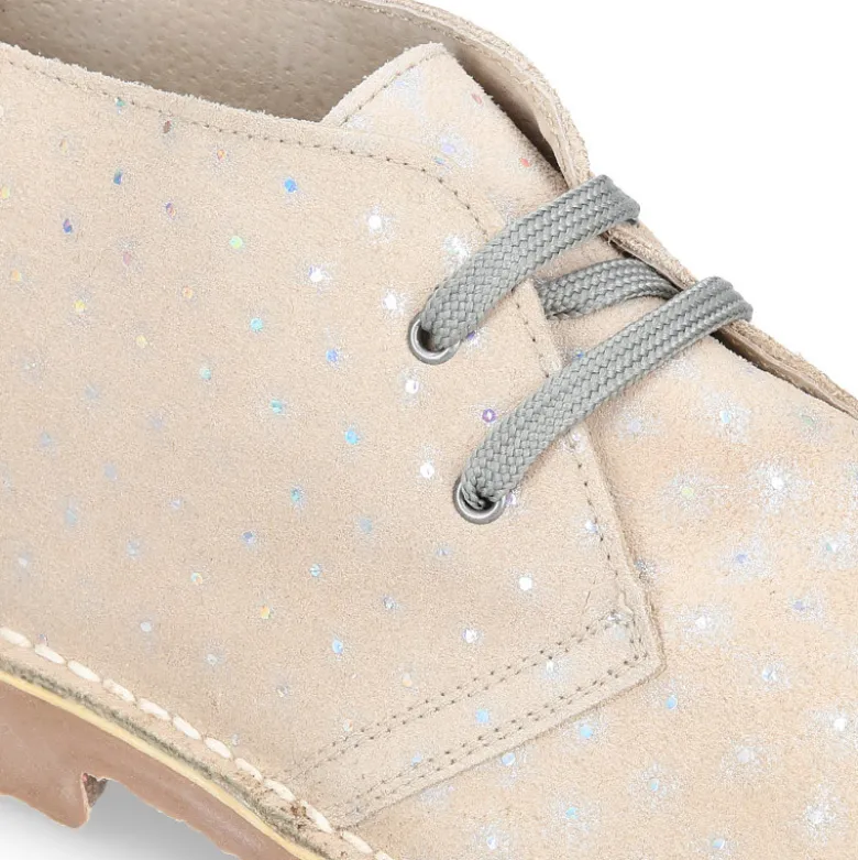 Bota Safari o Pisacacas con cordones y estampado con destellos en serraje.