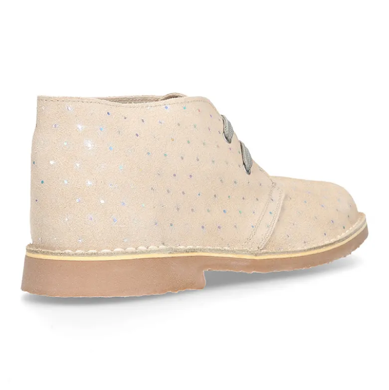 Bota Safari o Pisacacas con cordones y estampado con destellos en serraje.