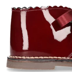 Bota Safari o Pisacacas niñas con cordones y ondas en piel charol.