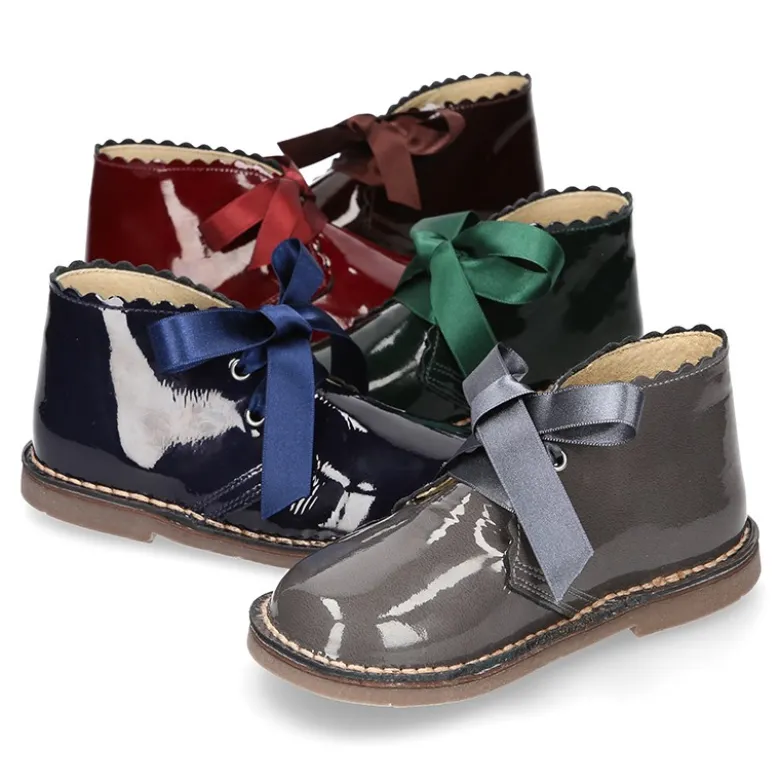 Bota Safari o Pisacacas niñas con cordones y ondas en piel charol.