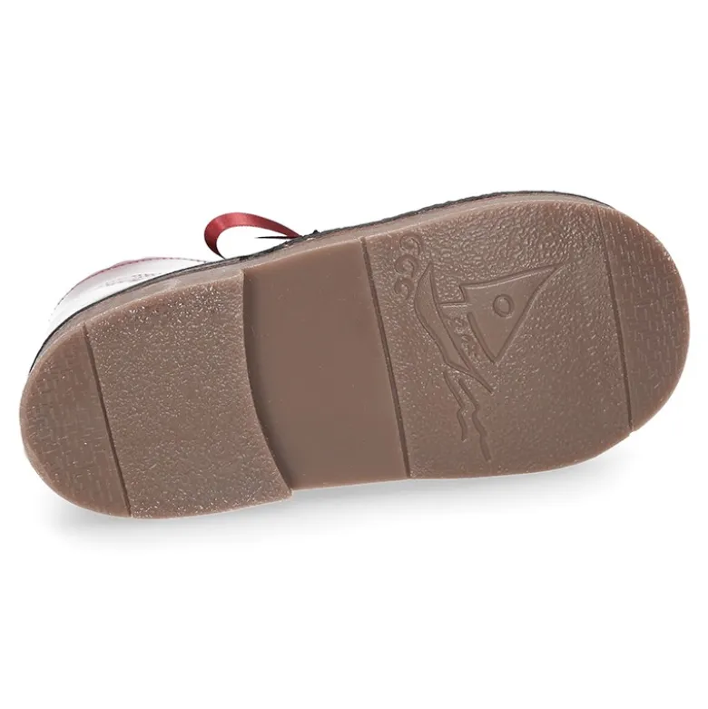 Bota Safari o Pisacacas niñas con cordones y ondas en piel charol.