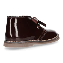 Bota Safari o Pisacacas niñas con cordones y ondas en piel charol.
