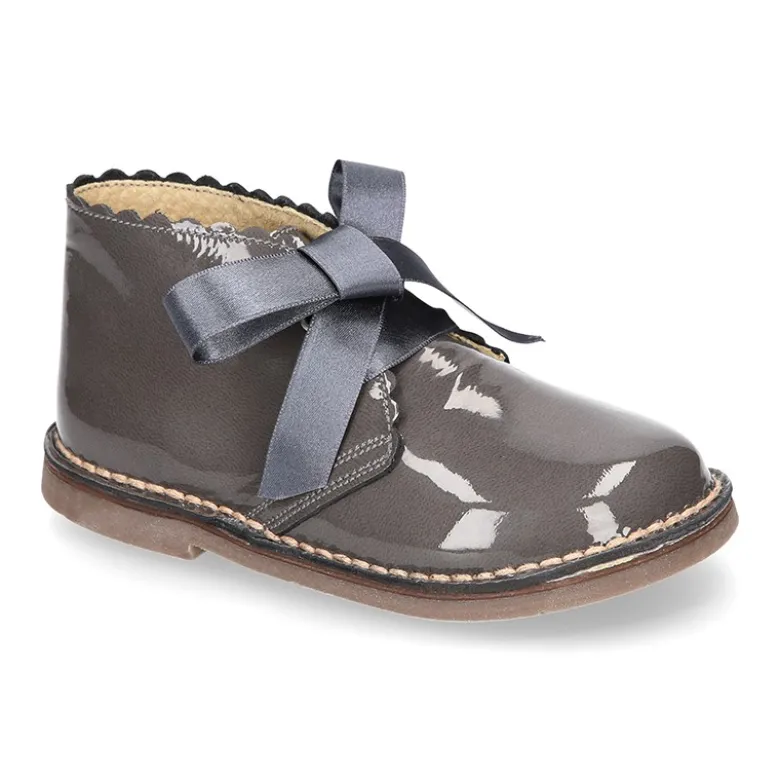Bota Safari o Pisacacas niñas con cordones y ondas en piel charol.