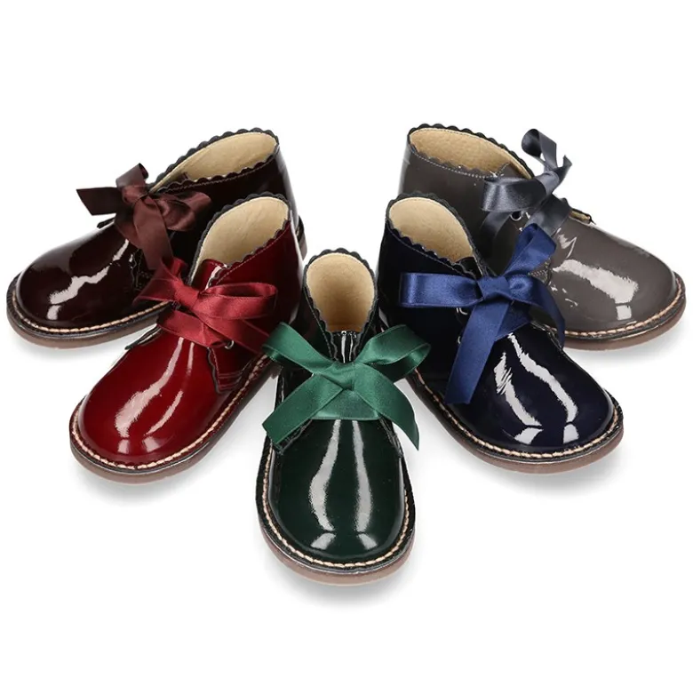 Bota Safari o Pisacacas niñas con cordones y ondas en piel charol.