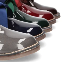 Bota Safari o Pisacacas niñas con cordones y ondas en piel charol.