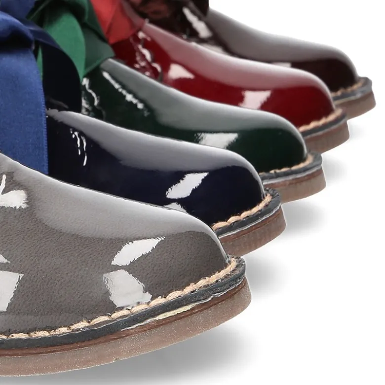 Bota Safari o Pisacacas niñas con cordones y ondas en piel charol.