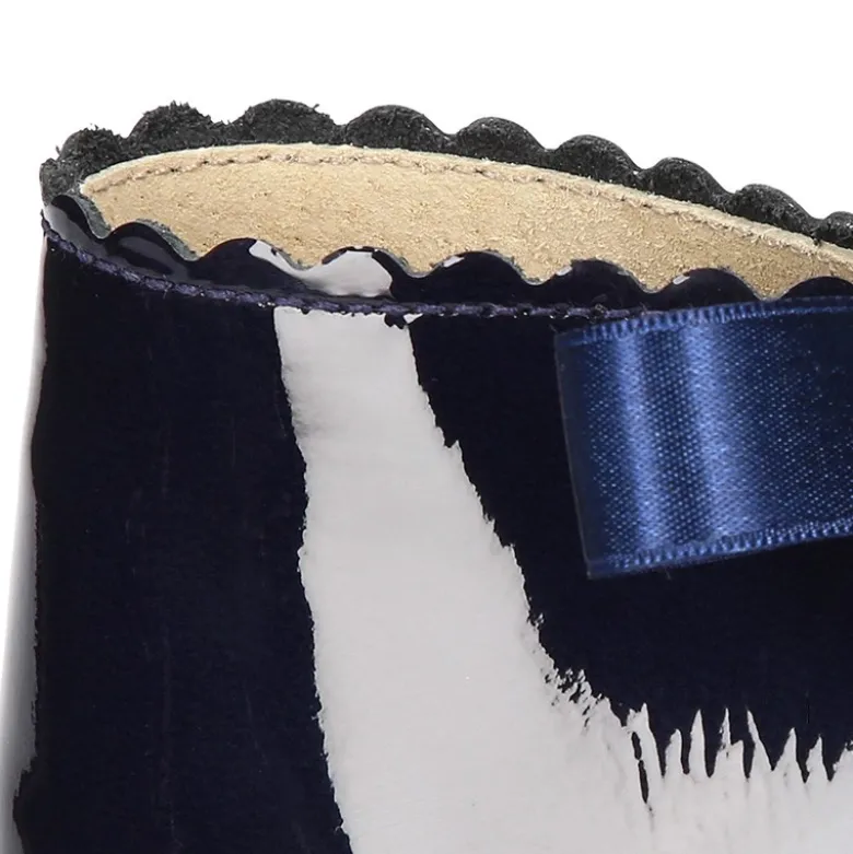 Bota Safari o Pisacacas niñas con cordones y ondas en piel charol.