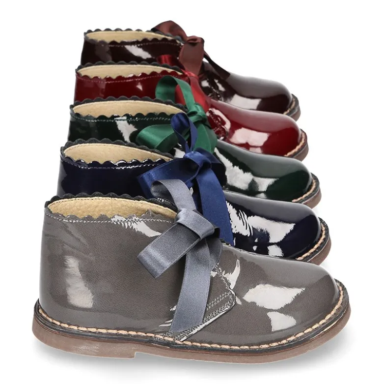 Bota Safari o Pisacacas niñas con cordones y ondas en piel charol.
