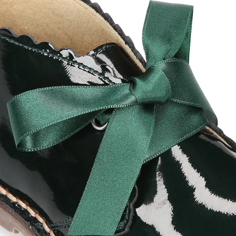 Bota Safari o Pisacacas niñas con cordones y ondas en piel charol.