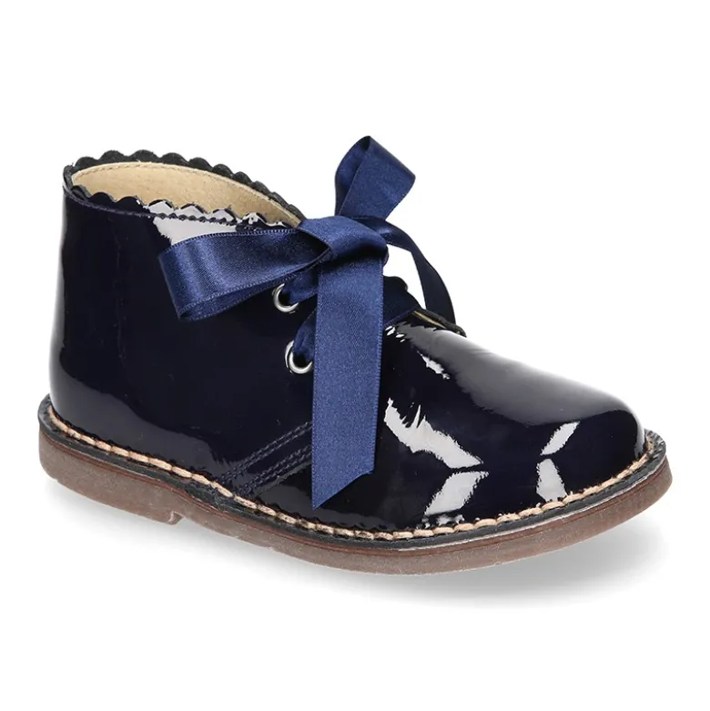 Bota Safari o Pisacacas niñas con cordones y ondas en piel charol.