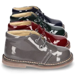 Bota Safari o Pisacacas niño con cordones en piel charol.