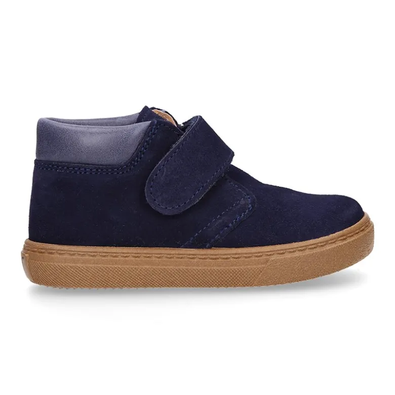 Bota tipo zapatilla niños sin cordones y cuello de NAPA en piel serraje.